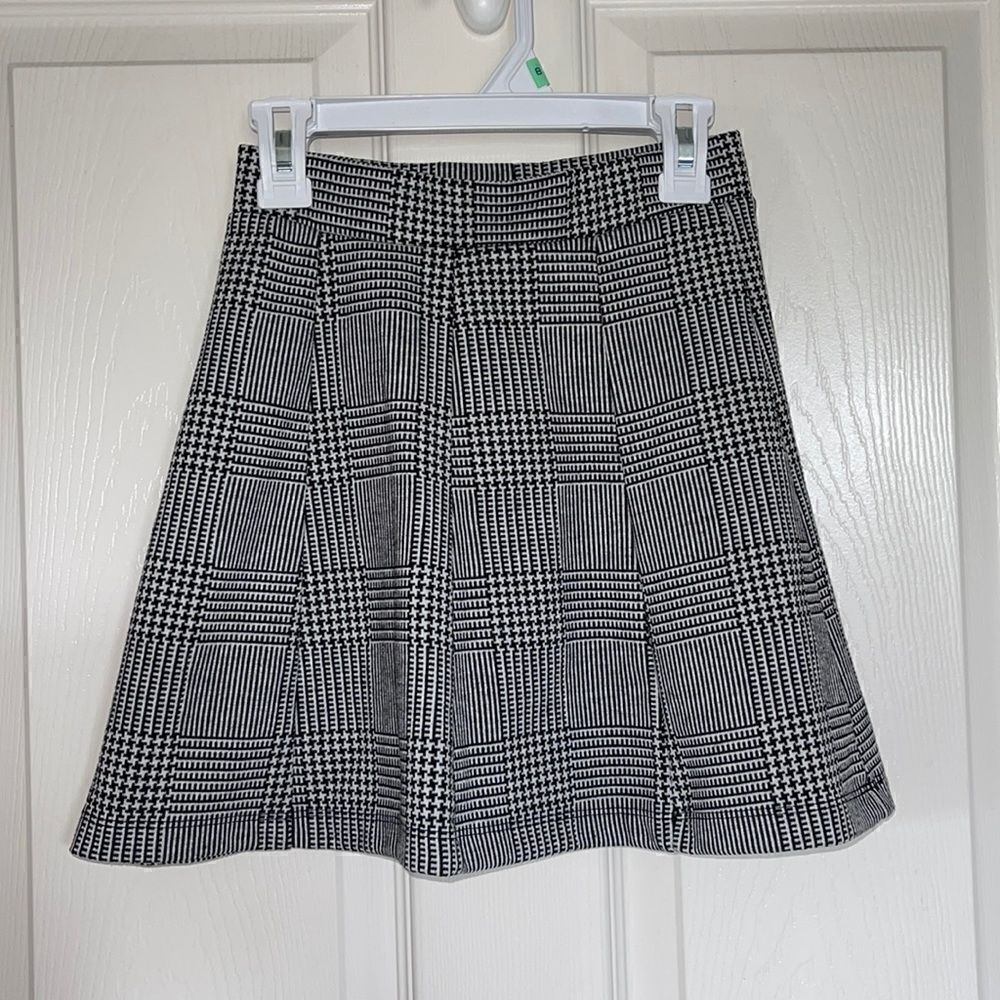 Girls Size Small (6/6x) Houndstooth Skirt
